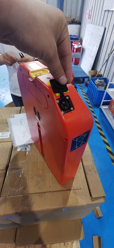 Batteria agli ioni di litio per carrelli elevatori elettrici neri che fornisce 2-3 ore di scarico